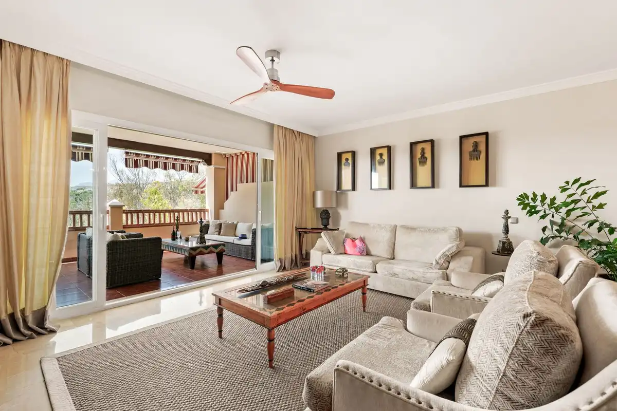 Sala d'estar de Apartament en venda en Estepona amb Aire condicionat, Terrassa i Traster