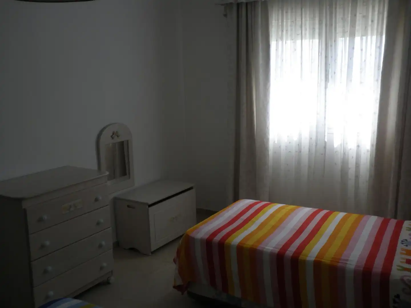 Dormitori de Casa adosada en venda en Estepona amb Aire condicionat, Terrassa i TV