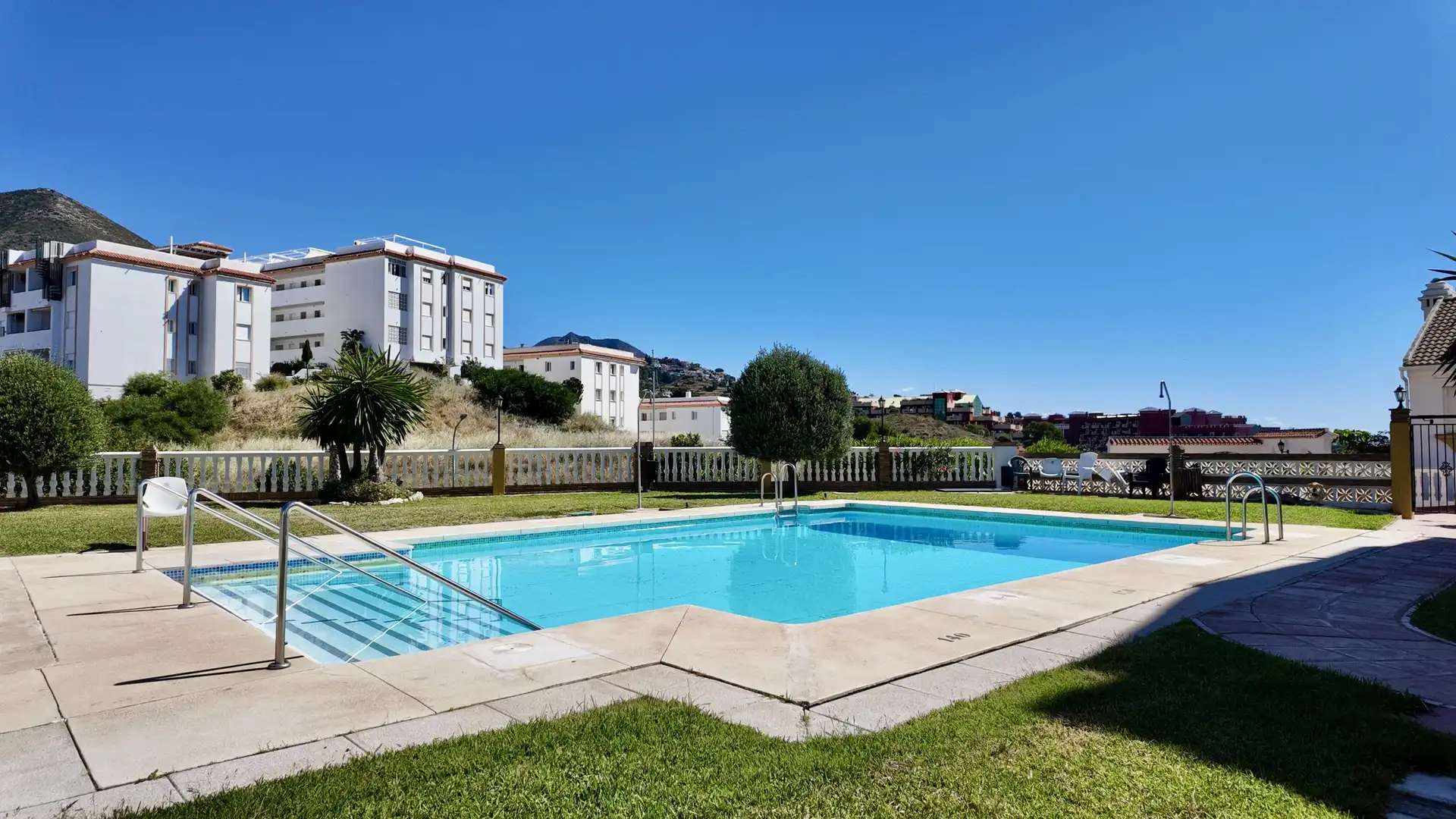 Piscina de Apartament en venda en Benalmádena amb Aire condicionat, Calefacció i Jardí privat