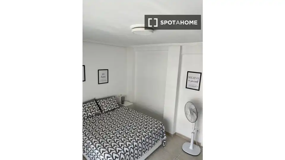 Habitación de Piso de alquiler en Valencia con Aire acondicionado, Calefacción y Amueblado