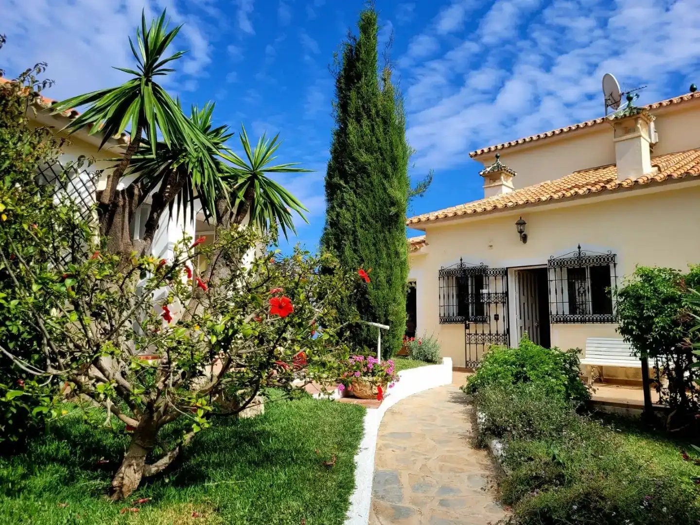 Vista exterior de Casa o chalet de alquiler en Vélez-Málaga con Aire acondicionado, Piscina y Balcón