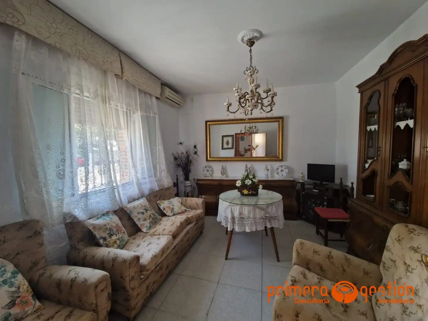 Sala d'estar de Casa o xalet en venda en Lora del Río amb Aire condicionat, Calefacció i Terrassa