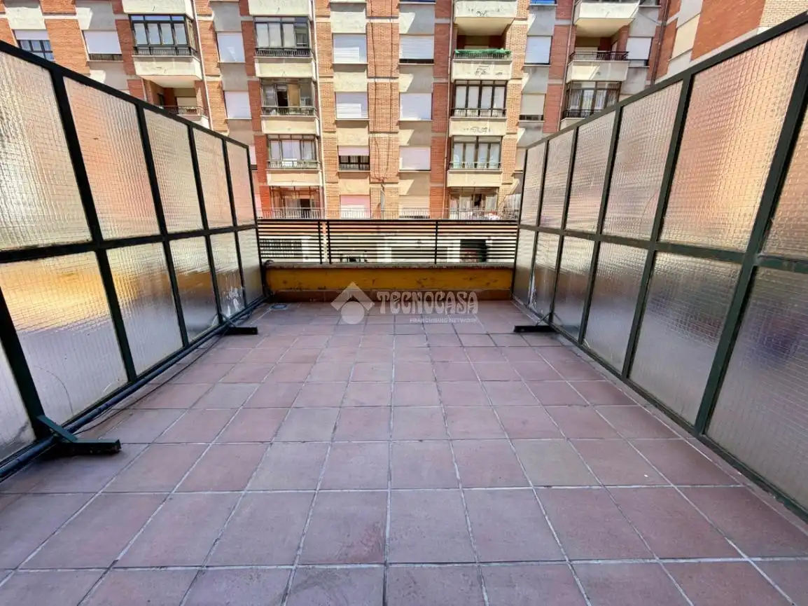 Terrassa de Pis en venda en León Capital  amb Calefacció, Parquet i Terrassa