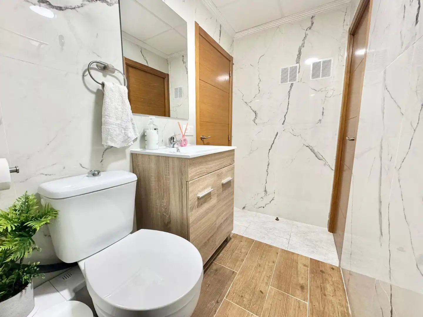 Bany de Apartament de lloguer en Guardamar del Segura amb Aire condicionat, Moblat i Rentadora