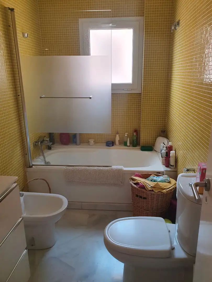 Baño de Casa adosada de alquiler en Roquetas de Mar con Aire acondicionado, Calefacción y Parquet