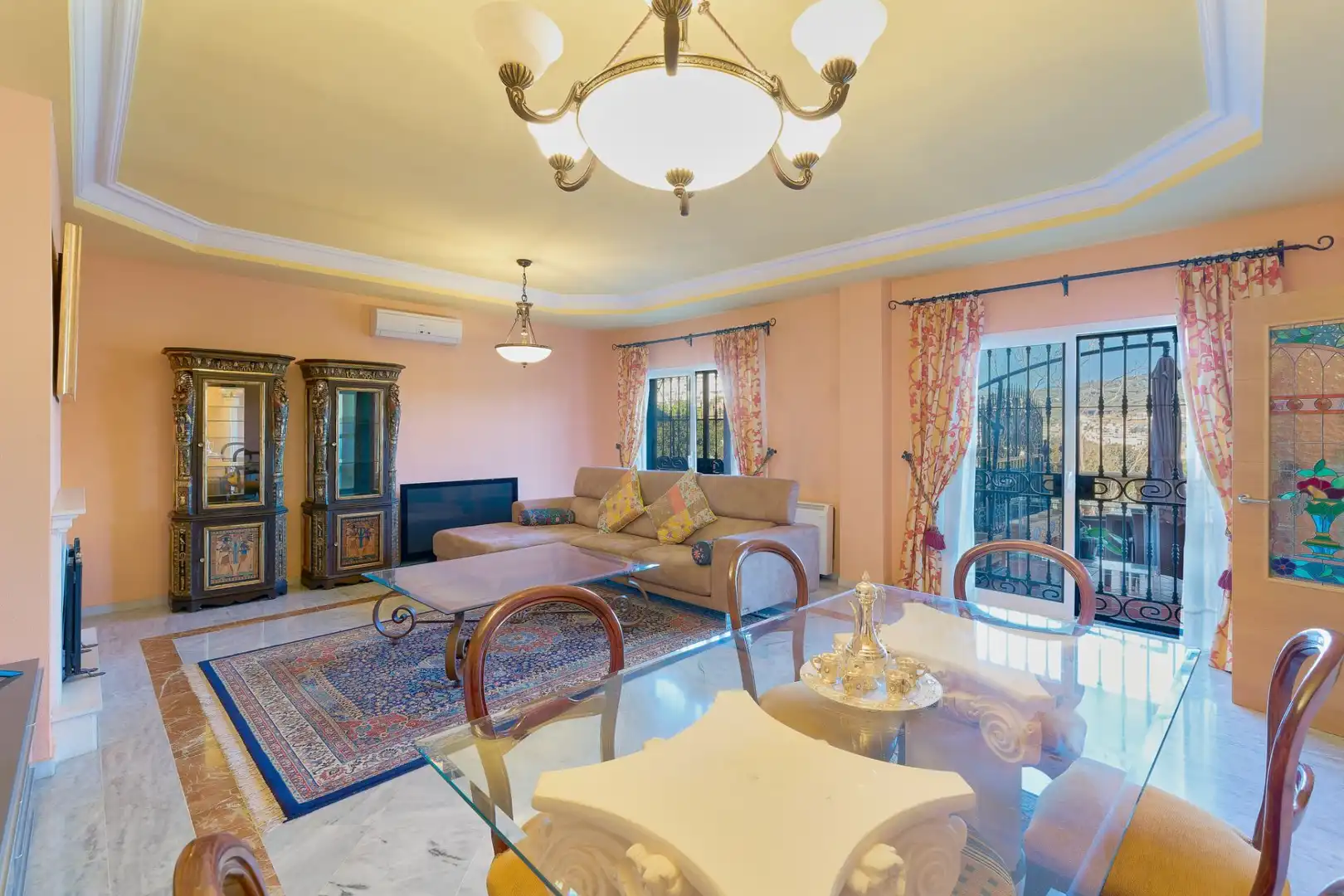 Sala d'estar de Casa o xalet en venda en Málaga amb Aire condicionat, Calefacció i Jardí privat