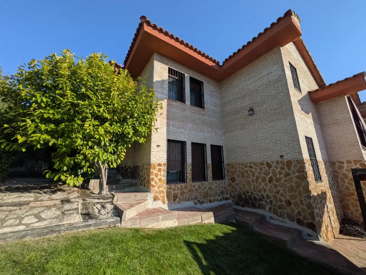 Vista exterior de Casa o xalet en venda en Valdeaveruelo amb Aire condicionat, Calefacció i Jardí privat