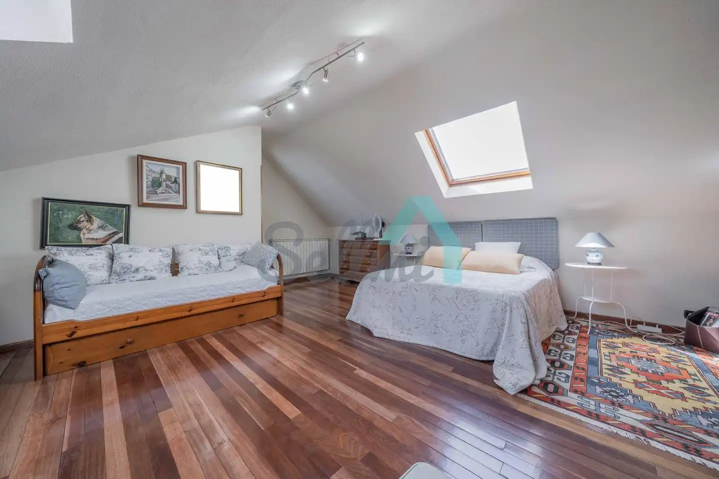 Dormitori de Casa o xalet en venda en Oviedo  amb Calefacció, Jardí privat i Parquet