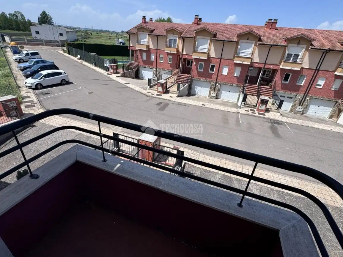 Vista exterior de Casa adosada en venta en Valdefresno con Calefacción, Parquet y Piscina comunitaria