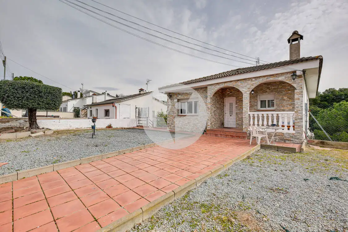 Vista exterior de Casa o xalet en venda en Lliçà de Vall amb Calefacció, Terrassa i Piscina
