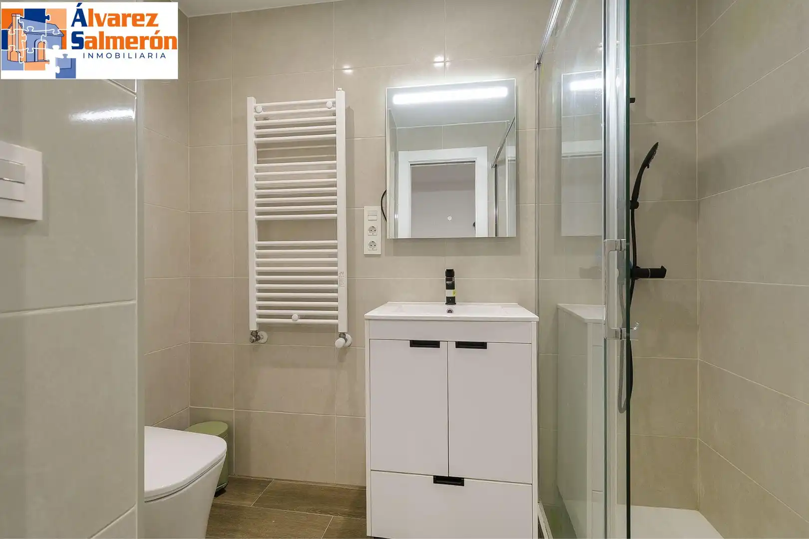 Bathroom of Apartments for sale in Granada