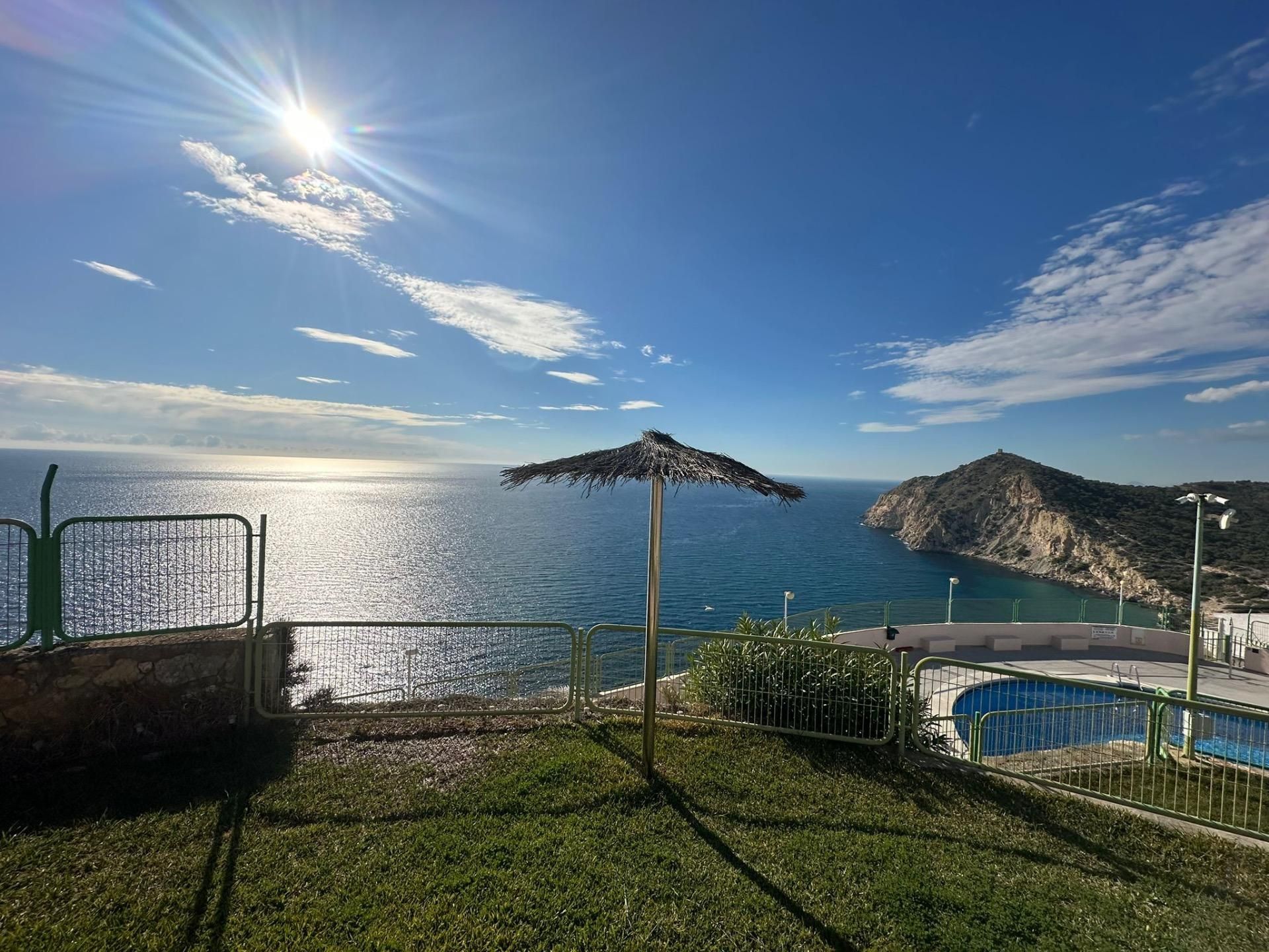 Vista exterior de Casa adosada en venda en Benidorm amb Balcó, Alarma i Piscina comunitària