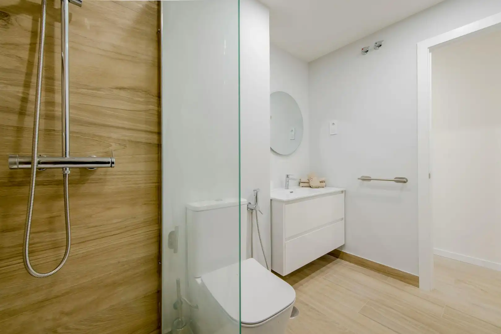 Bathroom of Flat for share in Madrid  with Air Conditioner, Heating and Washing machine
