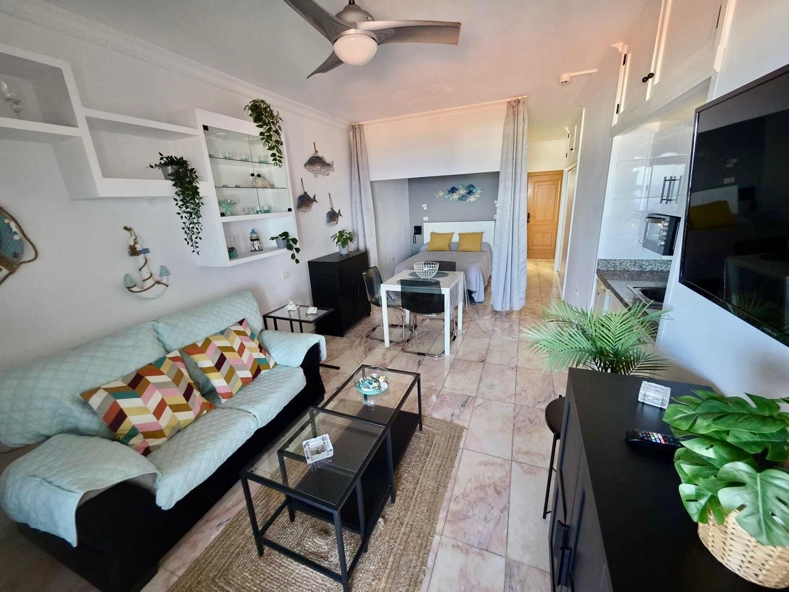 Sala d'estar de Estudi en venda en Puerto de la Cruz amb Terrassa, Moblat i Microones