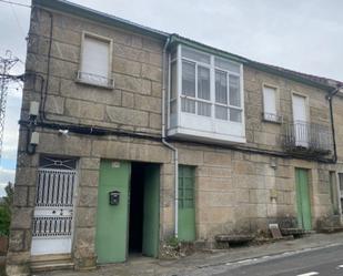 Vista exterior de Casa adosada en venda en Amoeiro amb Jardí privat