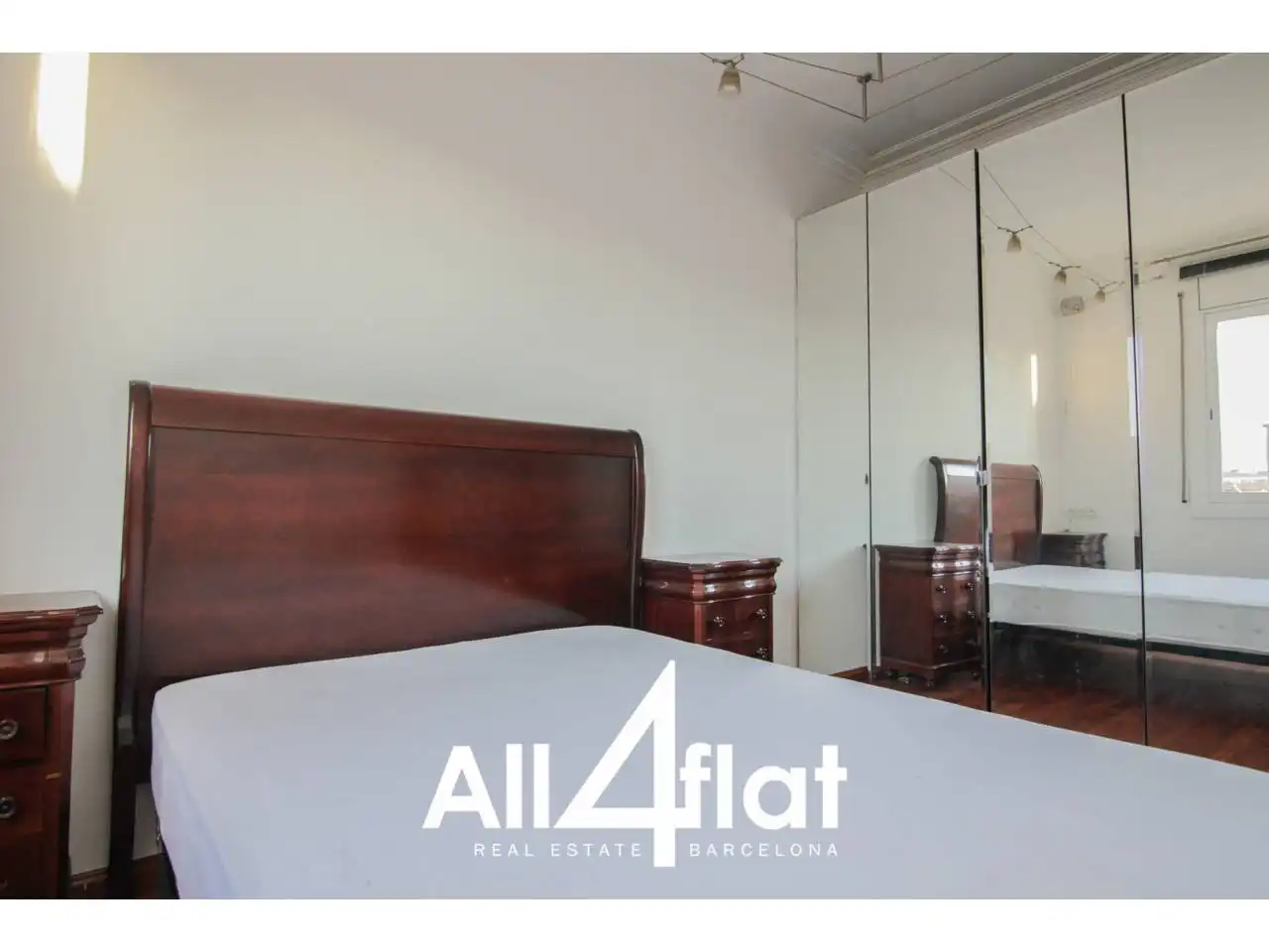 Schlafzimmer von Dachboden zur Miete in Barcelona mit Klimaanlage, Parkett und Terrasse