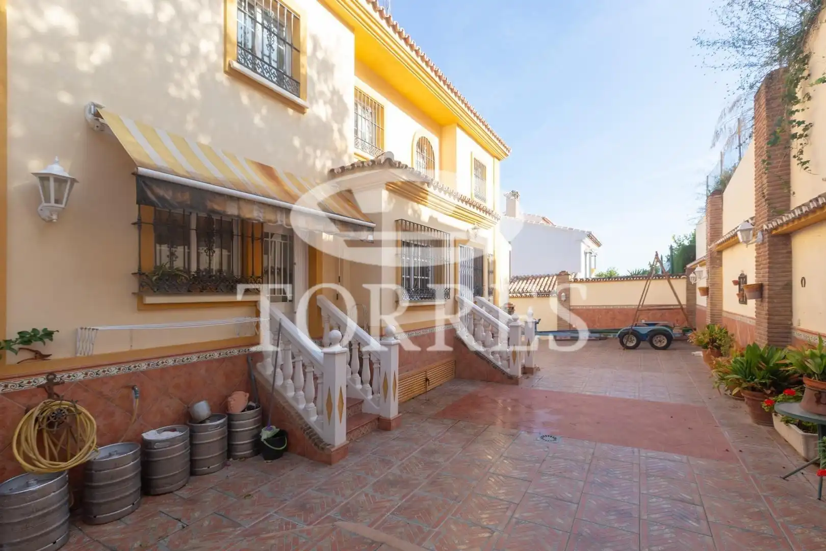 Vista exterior de Casa o xalet en venda en Alhaurín de la Torre amb Aire condicionat, Calefacció i Jardí privat