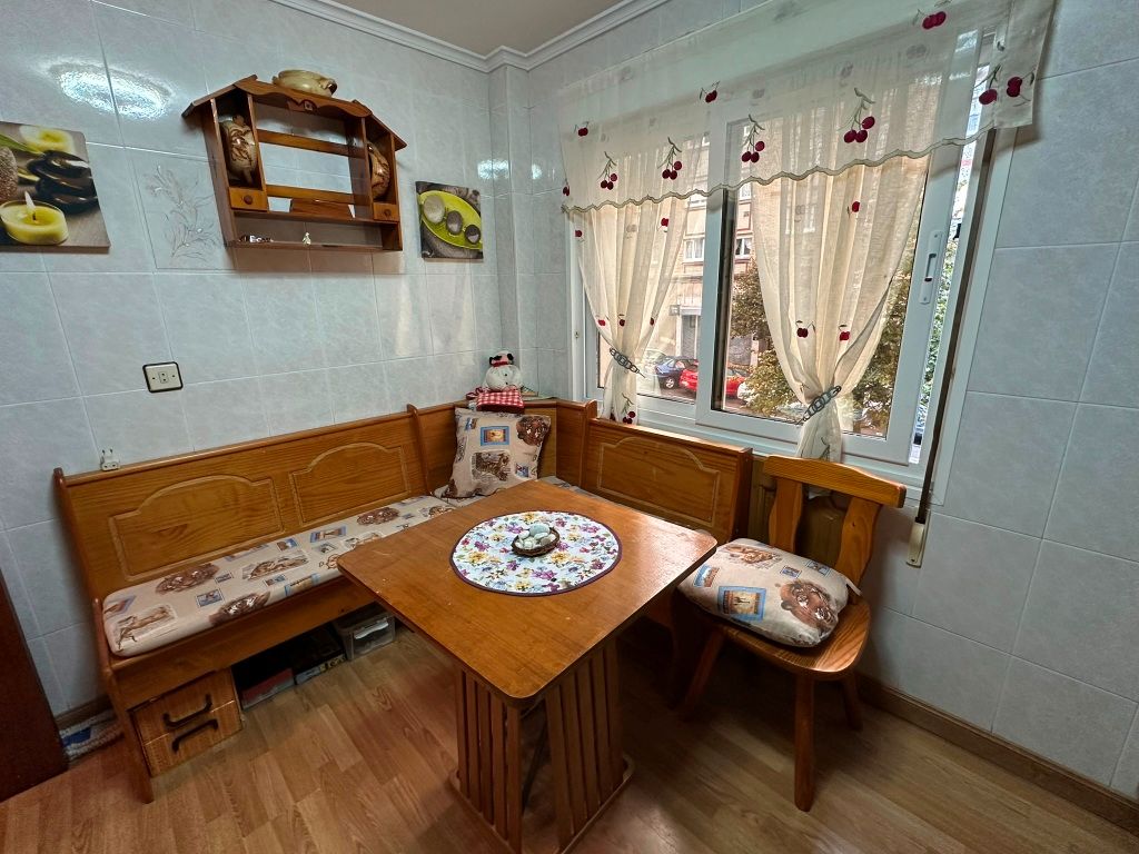 Comedor de Piso en venta en Gijón  con Calefacción, Parquet y Amueblado