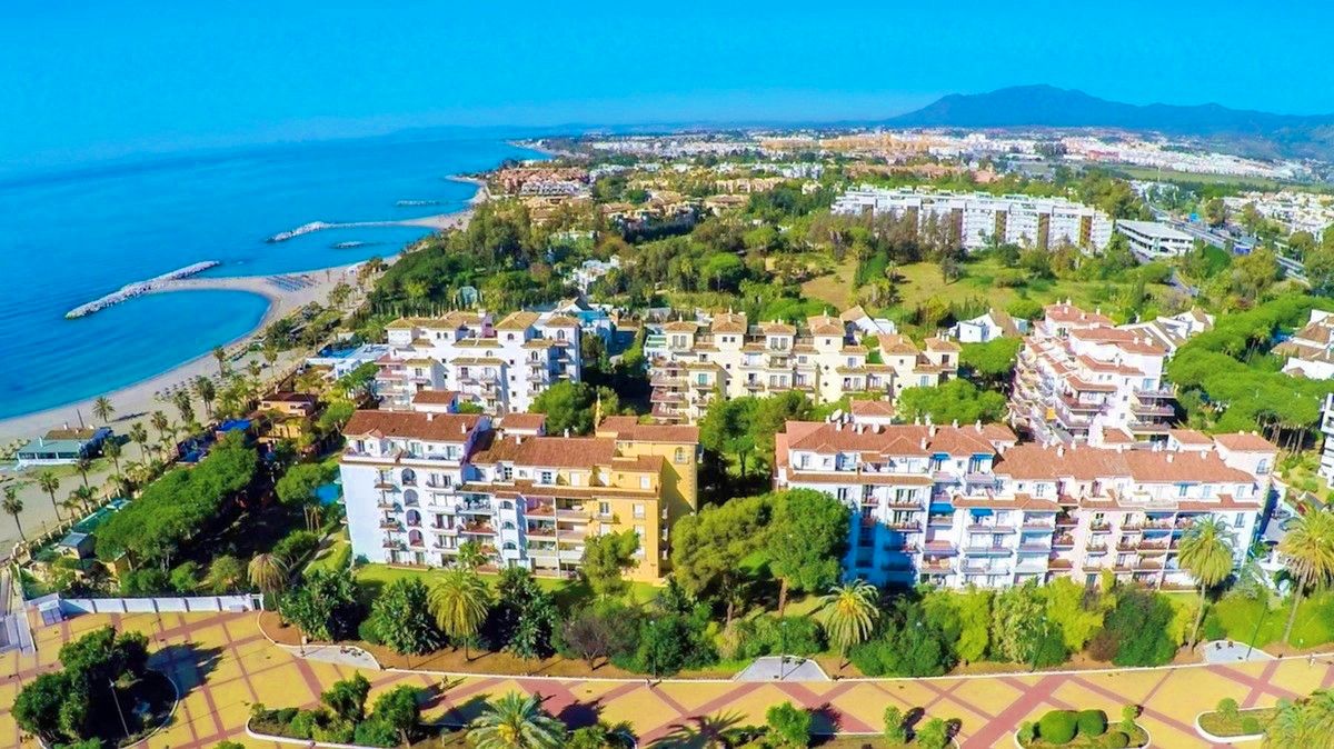 Vista exterior de Estudi en venda en Marbella amb Aire condicionat, Jardí privat i Terrassa