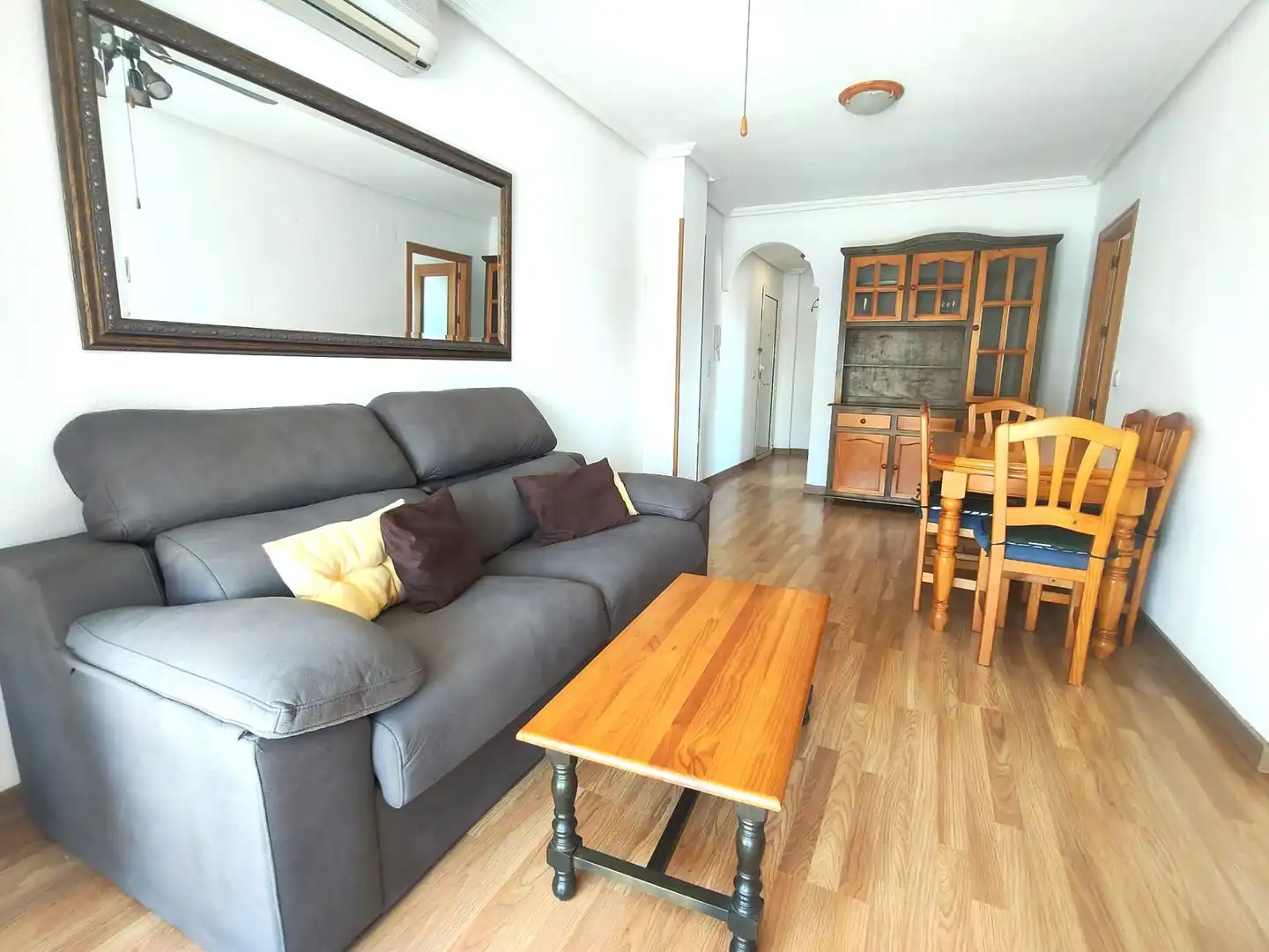 Sala d'estar de Apartament de lloguer en Santa Pola amb Aire condicionat, Calefacció i Terrassa