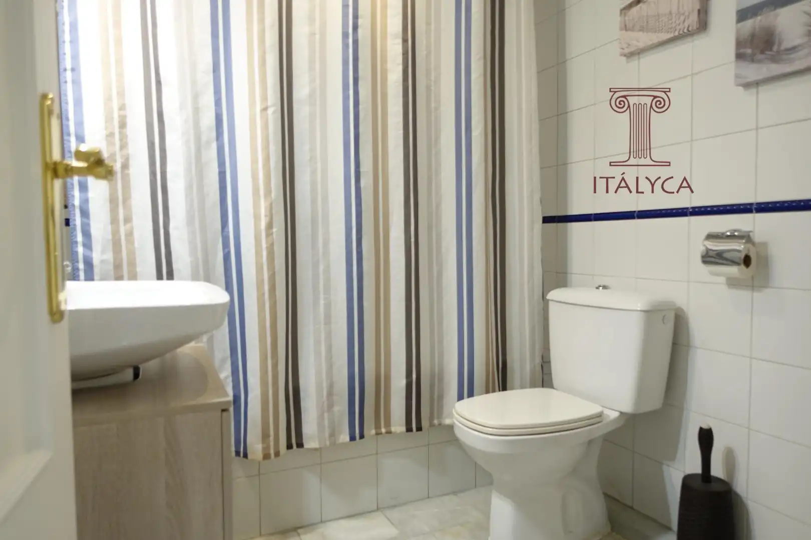 Badezimmer von Einfamilien-Reihenhaus zum Verkauf in San Juan de Aznalfarache mit Klimaanlage, Heizung und Privatgarten