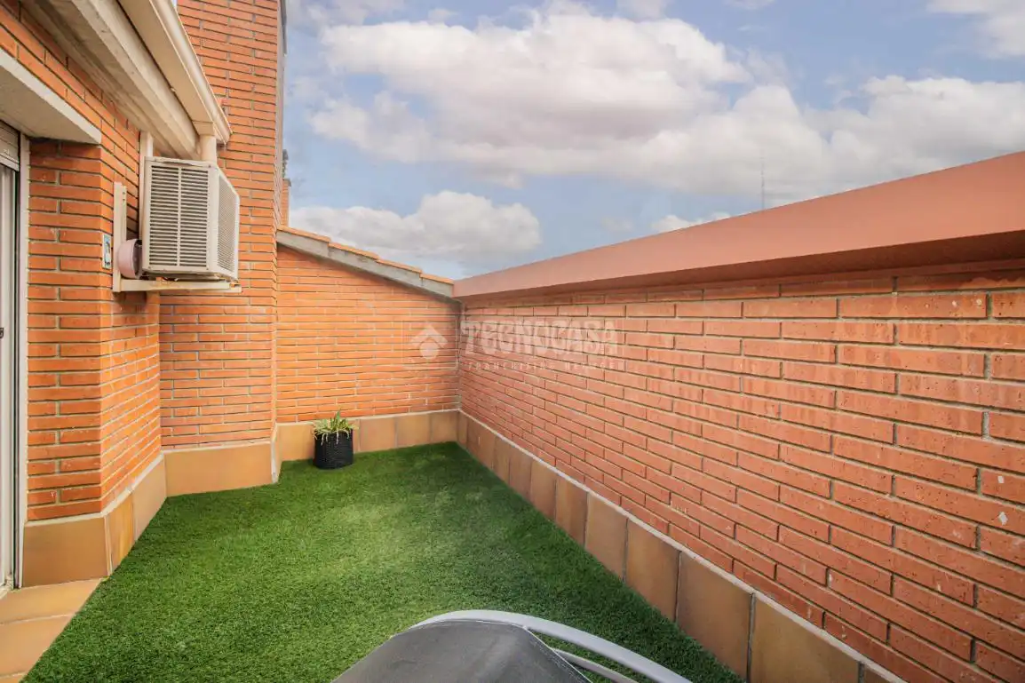 Terrasse von Einfamilien-Reihenhaus zum Verkauf in Terrassa mit Klimaanlage, Heizung und Terrasse