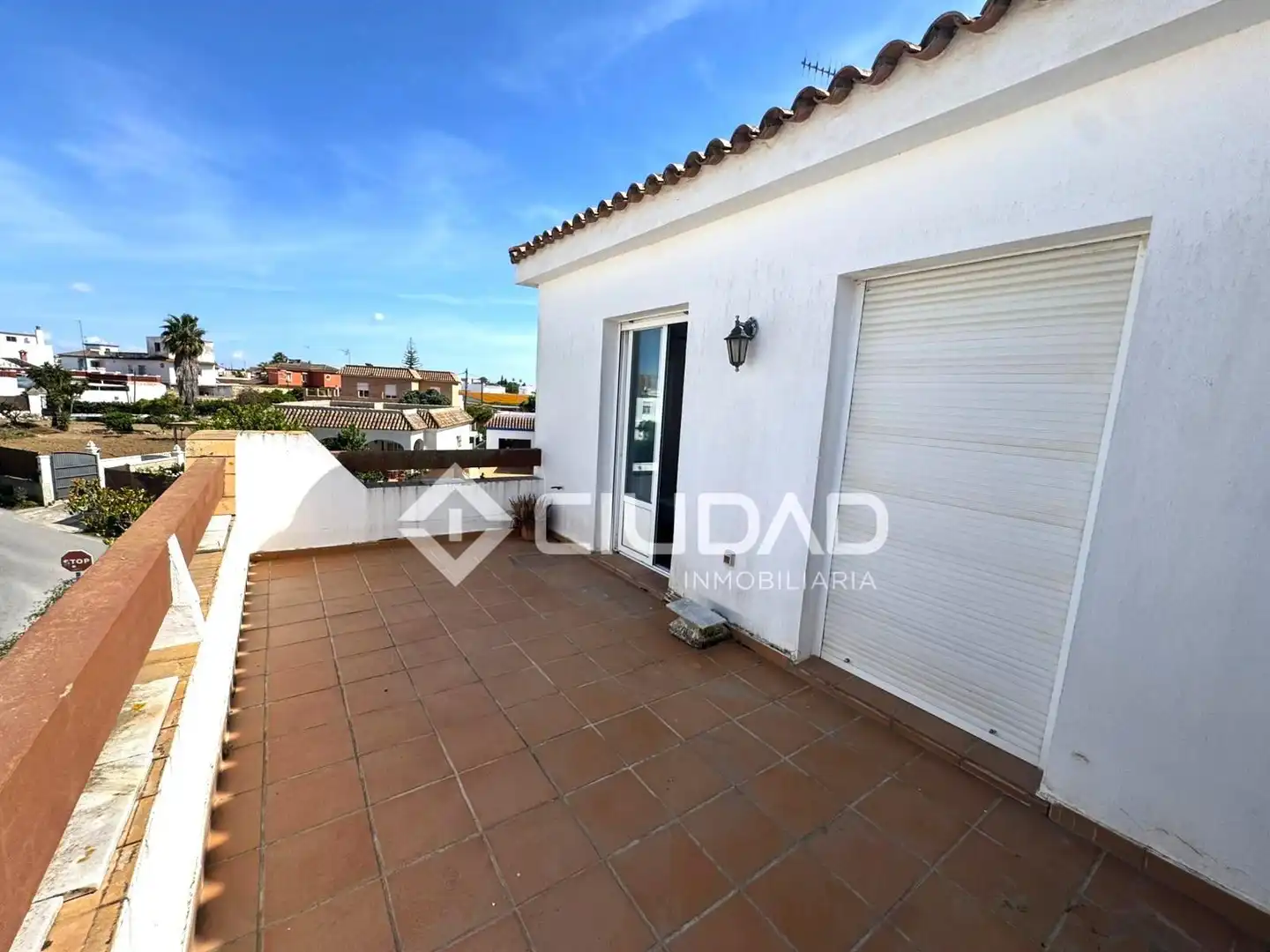 Vista exterior de Dúplex en venta en Sanlúcar de Barrameda con Terraza, Trastero y Piscina comunitaria
