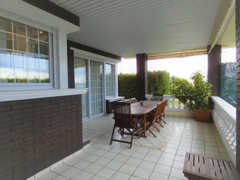 Casa amb piscina en venda a BERNAT DESCLOT