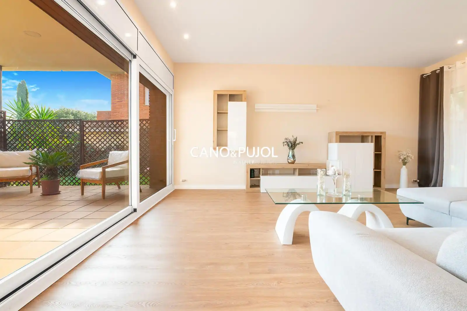 Living room of Houses for sale in Sant Cugat del Vallès  with Air Conditioner, Terrace and Swimming Pool