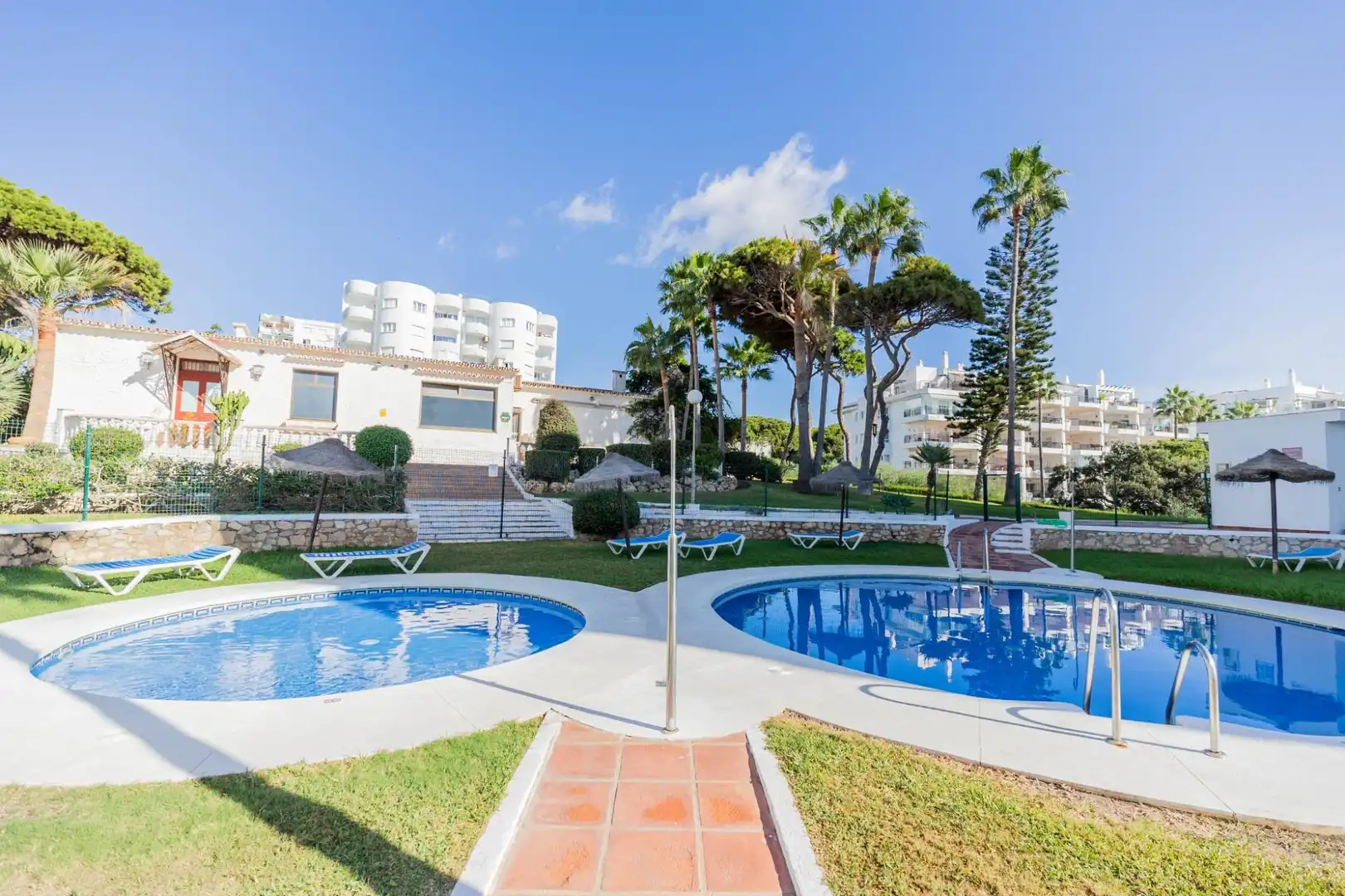 Piscina de Estudi en venda en Marbella amb Aire condicionat, Jardí privat i Moblat