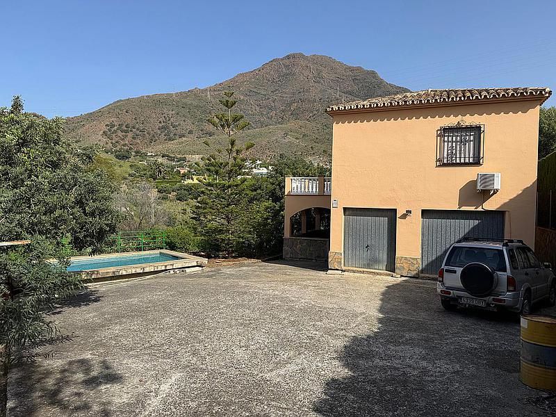 Vista exterior de Finca rústica en venda en Estepona amb Terrassa i Piscina