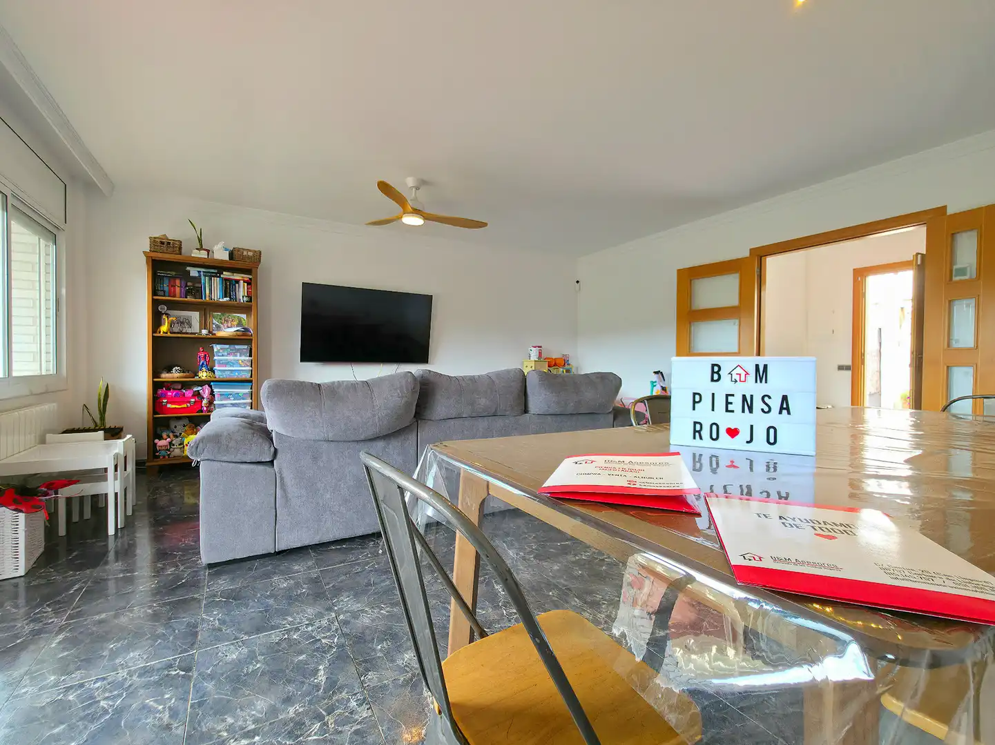 Sala d'estar de Casa o xalet en venda en Sant Andreu de la Barca amb Aire condicionat, Calefacció i Jardí privat