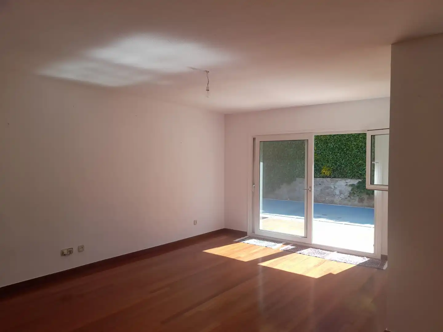 Sala de estar de Casa adosada en venta en Pozuelo de Alarcón con Aire acondicionado, Calefacción y Jardín privado
