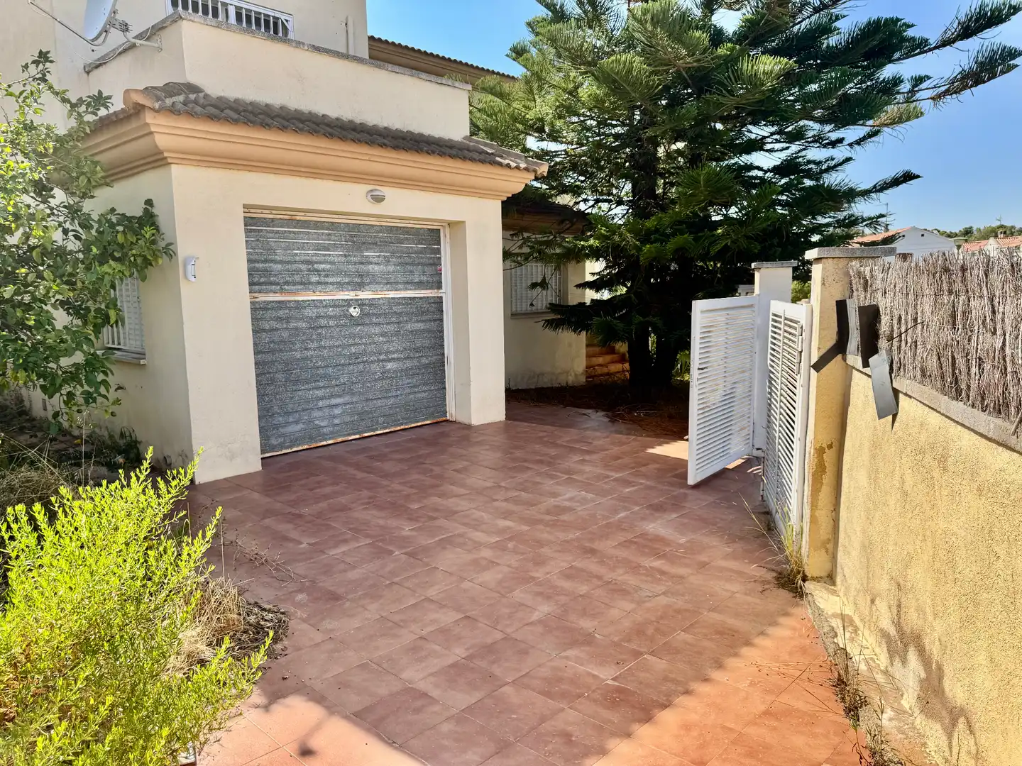 Aparcament de Casa o xalet en venda en El Vendrell amb Jardí privat, Terrassa i Piscina