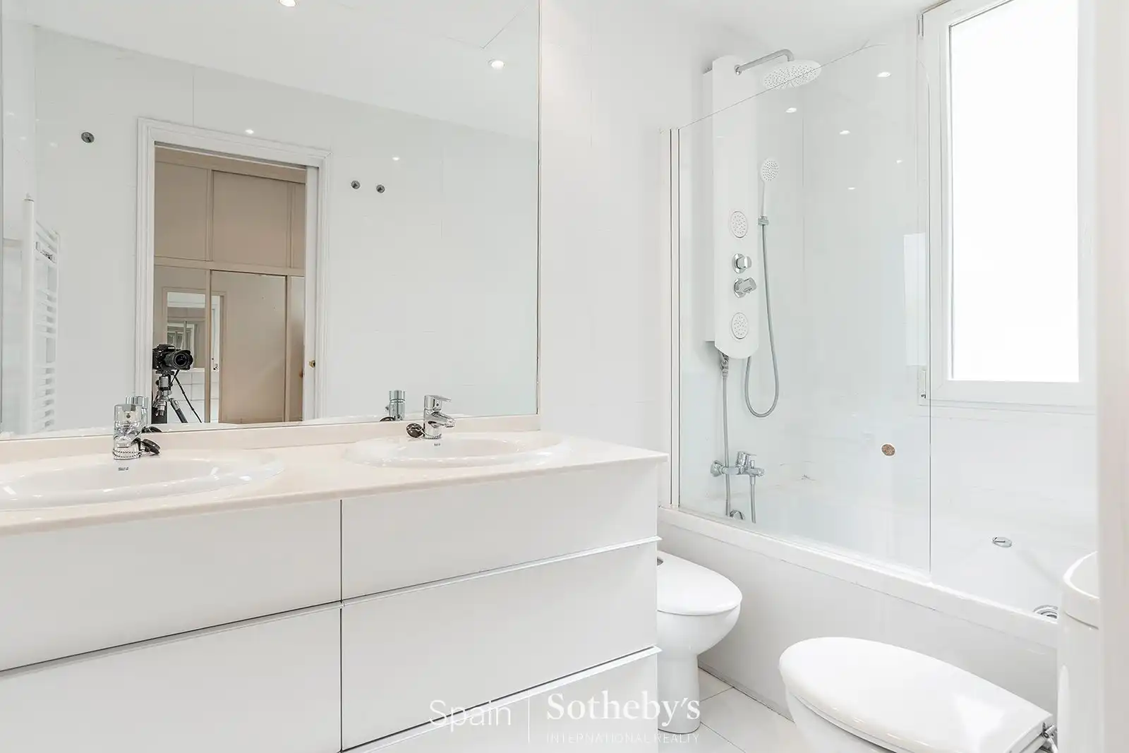 Bany de Apartament de lloguer en Madrid amb Aire condicionat i Calefacció