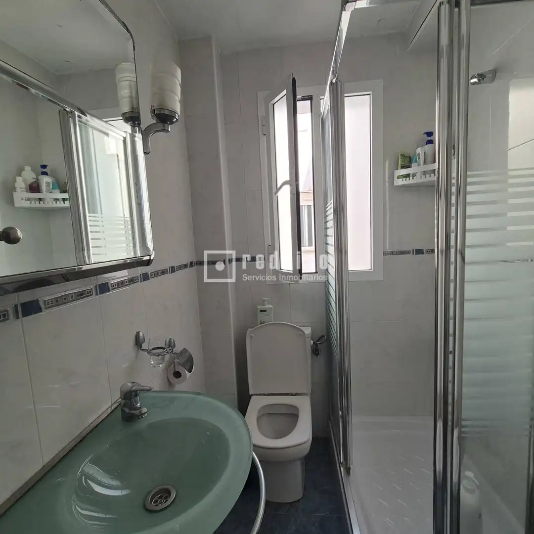 Bathroom of Flat for sale in Sevilla  with Air Conditioner and Terrace