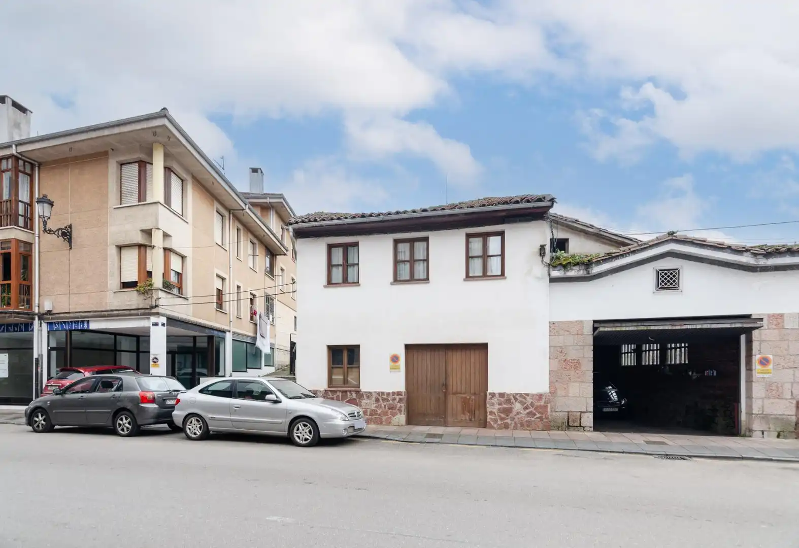 Außenansicht von Einfamilien-Reihenhaus zum Verkauf in Cangas de Onís mit Heizung und Abstellraum