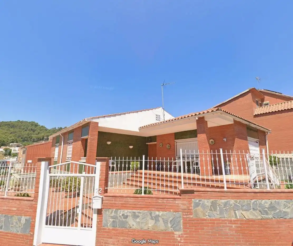 Vista exterior de Casa o xalet en venda en Viladecans amb Jardí privat i Terrassa