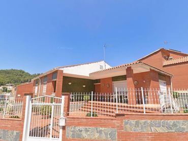 House with garden for sale in calle de l'Acàcia