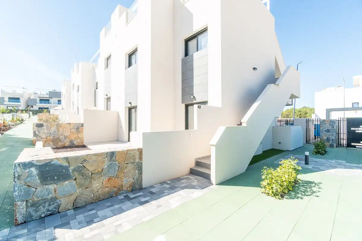 Vista exterior de Apartamento en venta en Torrevieja con Aire acondicionado, Amueblado y Piscina comunitaria