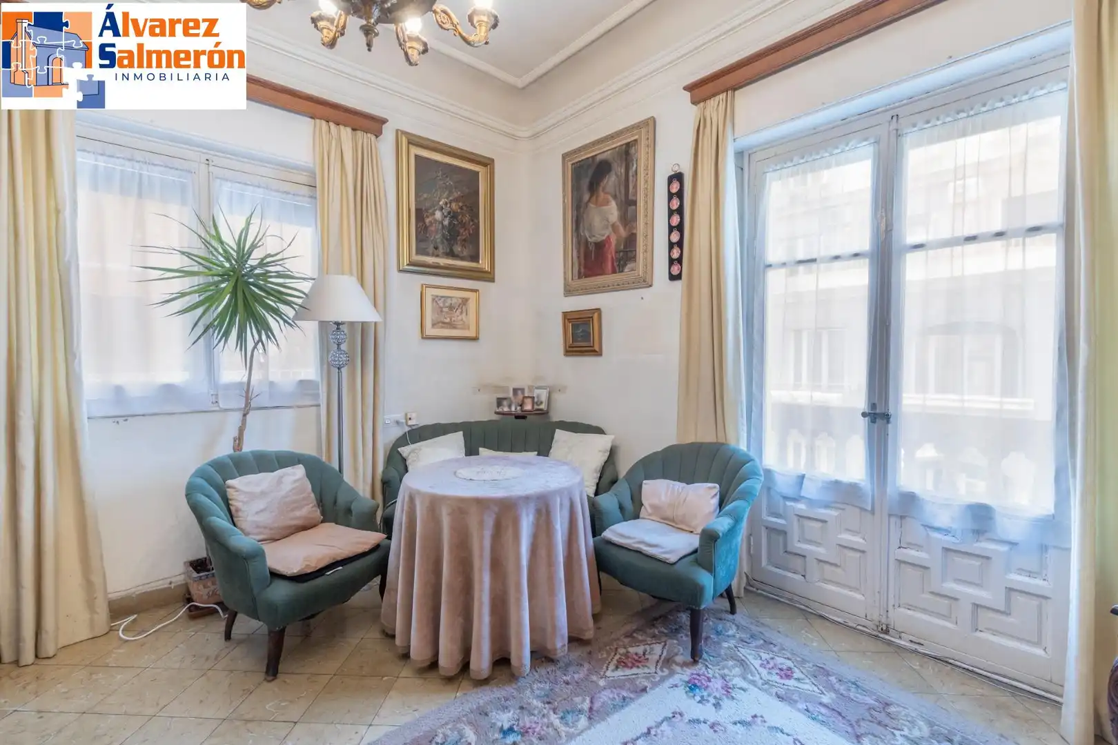 Sala d'estar de Pis en venda en Granada amb Calefacció