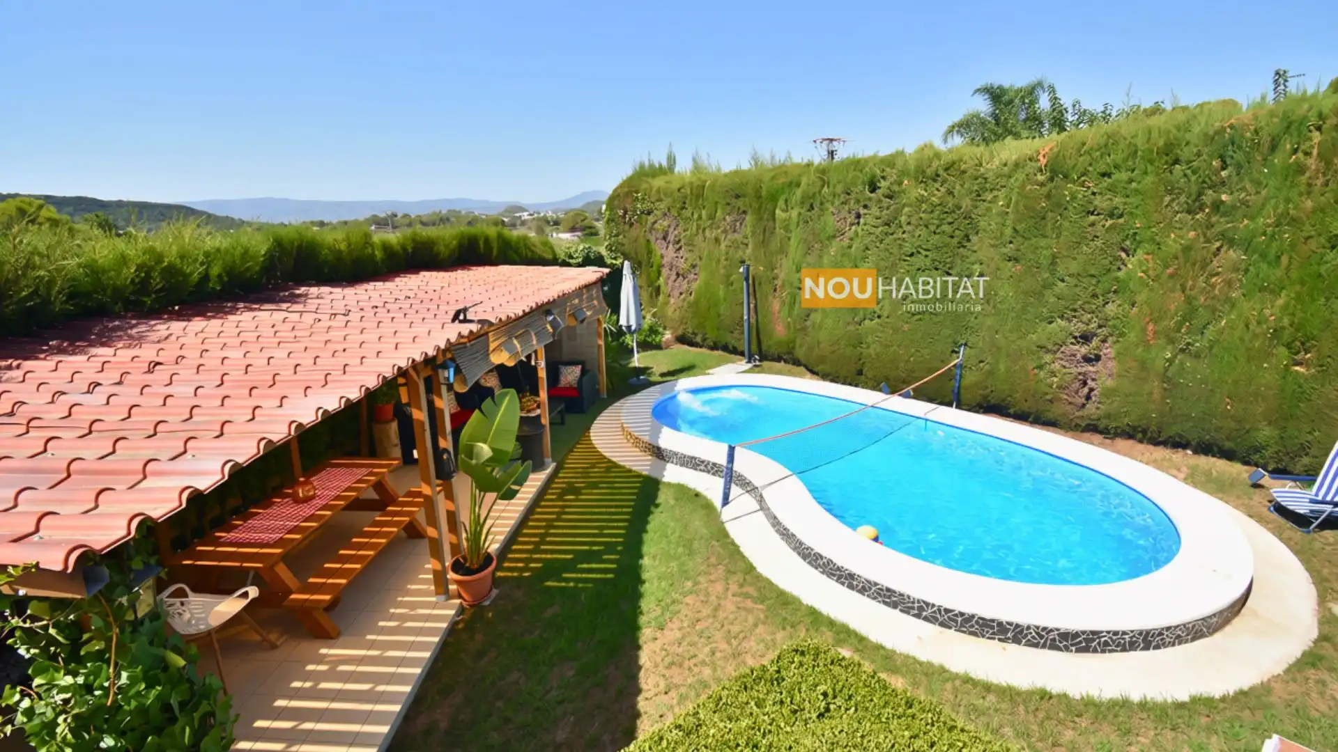 Casa aparellada amb piscina en venda a Montserrat