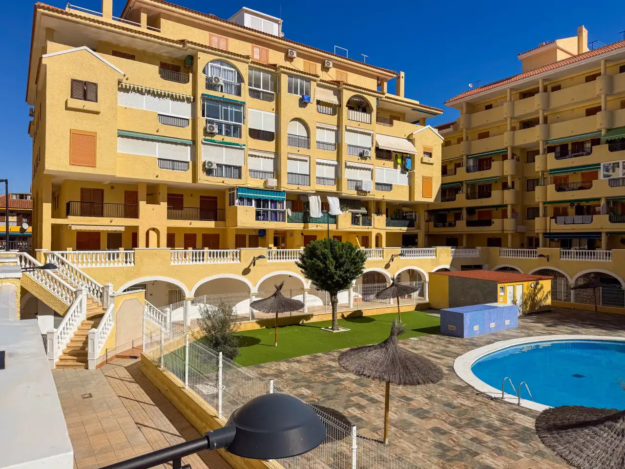 Vista exterior de Estudio en venta en Torrevieja con Calefacción, Terraza y Piscina