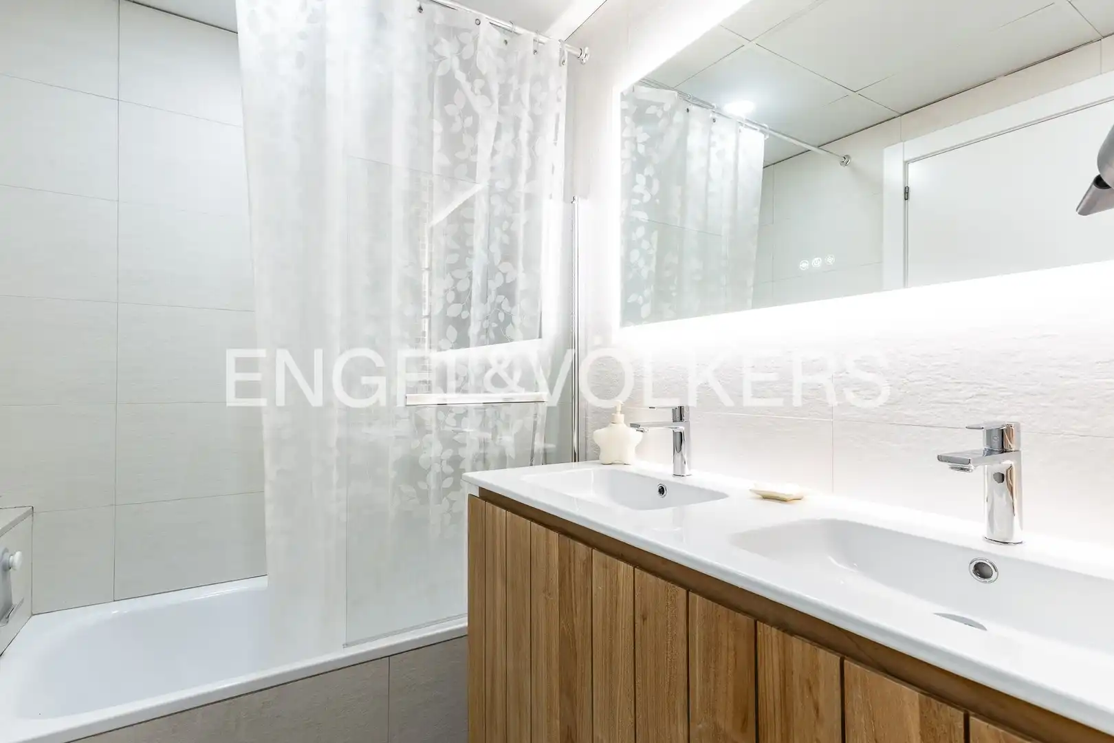 Bathroom of Flat for sale in Sant Adrià de Besòs  with Air Conditioner, Heating and Parquet flooring