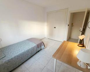 Bedroom of Flat to share in  Madrid Capital  with Heating, Washing machine and TV