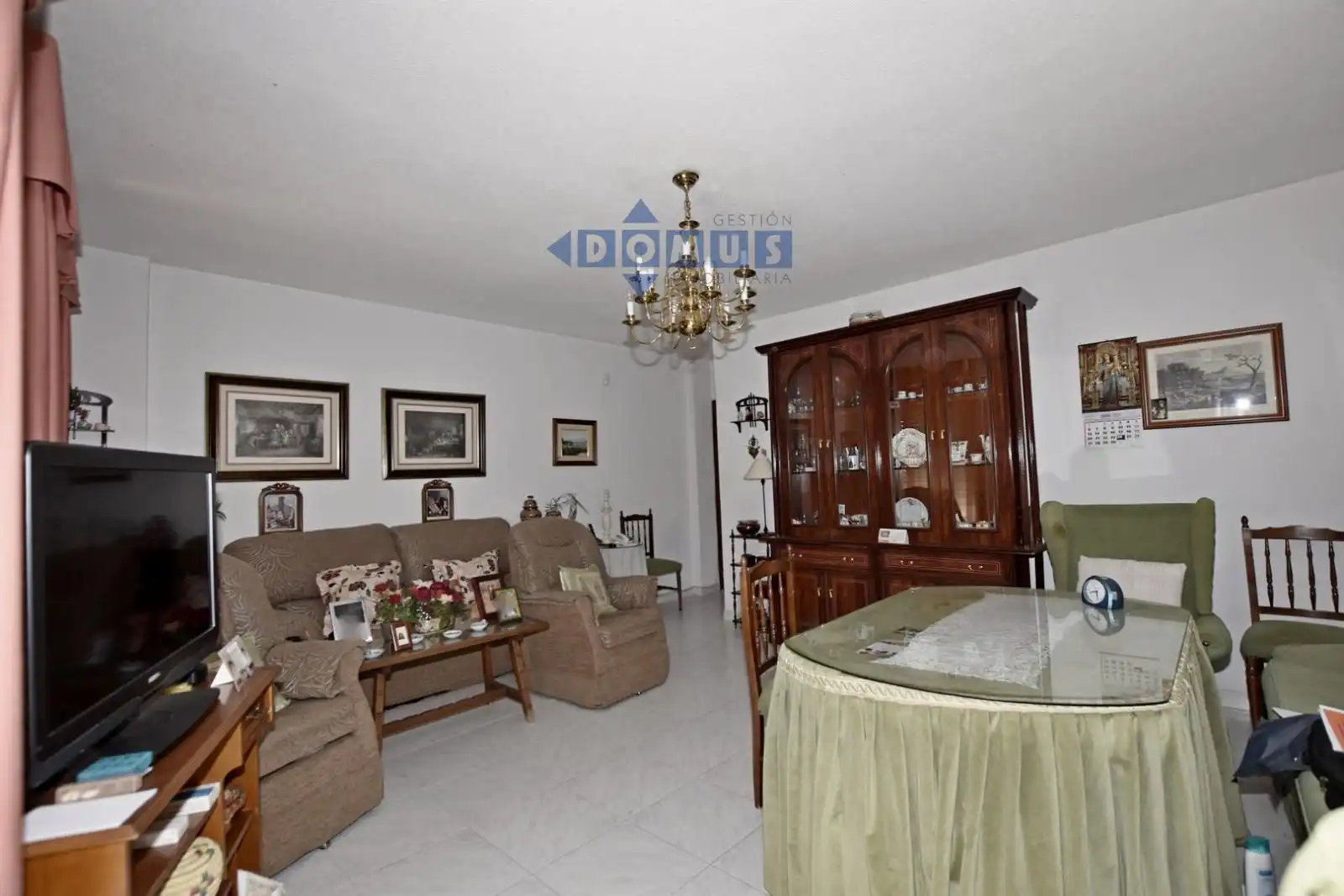 Sala d'estar de Pis en venda en Ronda amb Moblat