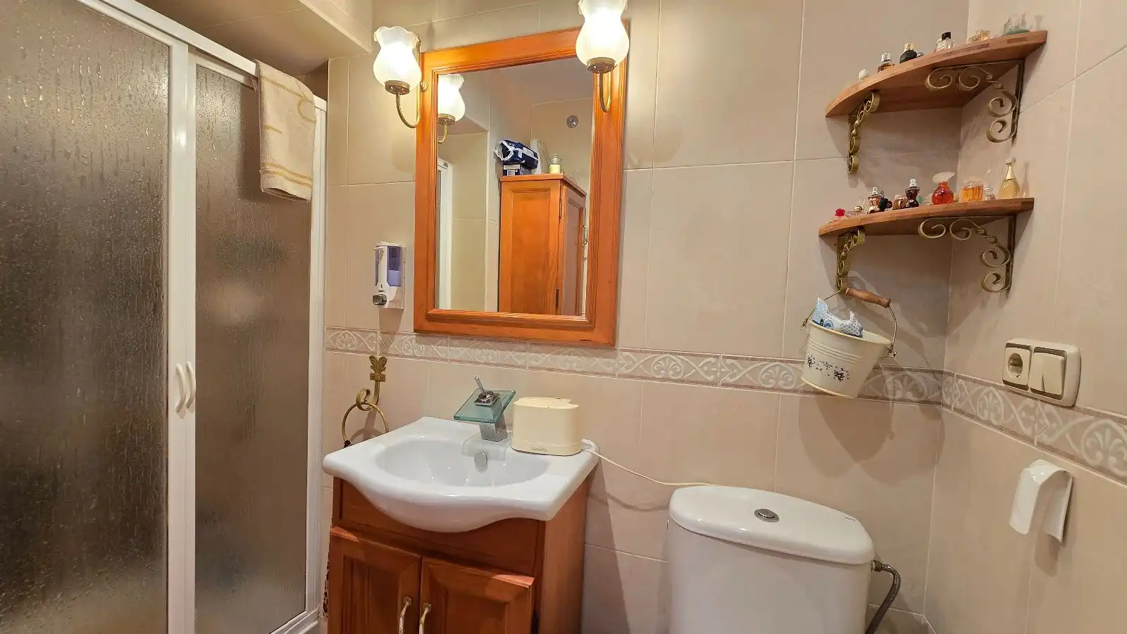 Badezimmer von Einfamilien-Reihenhaus zum Verkauf in Málaga mit Klimaanlage, Heizung und Schwimmbad