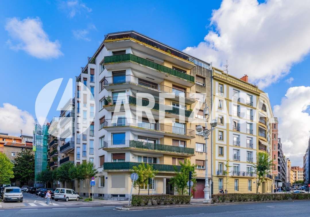 Vista exterior de Pis en venda en Donostia - San Sebastián  amb Calefacció i Balcó
