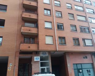 Vista exterior de Pis en venda en Oviedo  amb Calefacció, Parquet i Traster