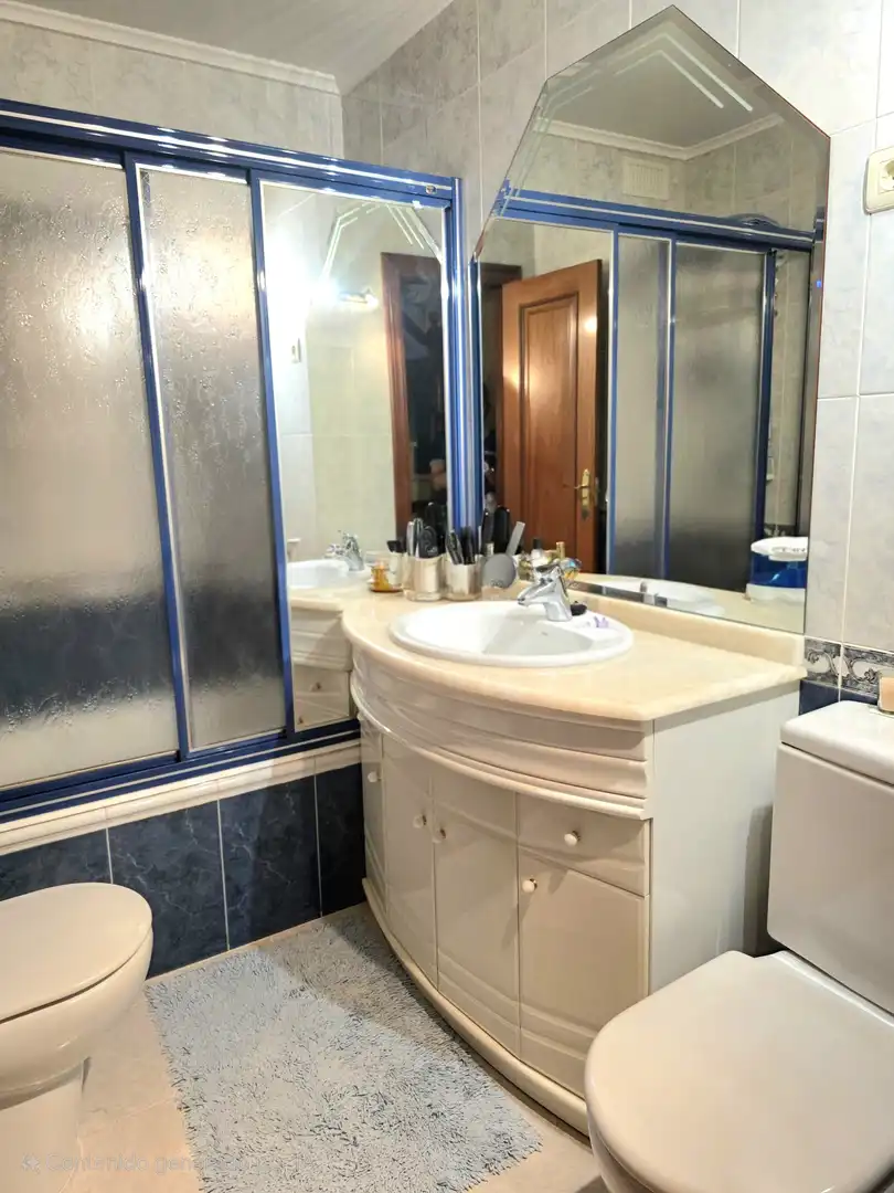 Badezimmer von Einfamilien-Reihenhaus zum Verkauf in Castro-Urdiales mit Heizung, Privatgarten und Parkett